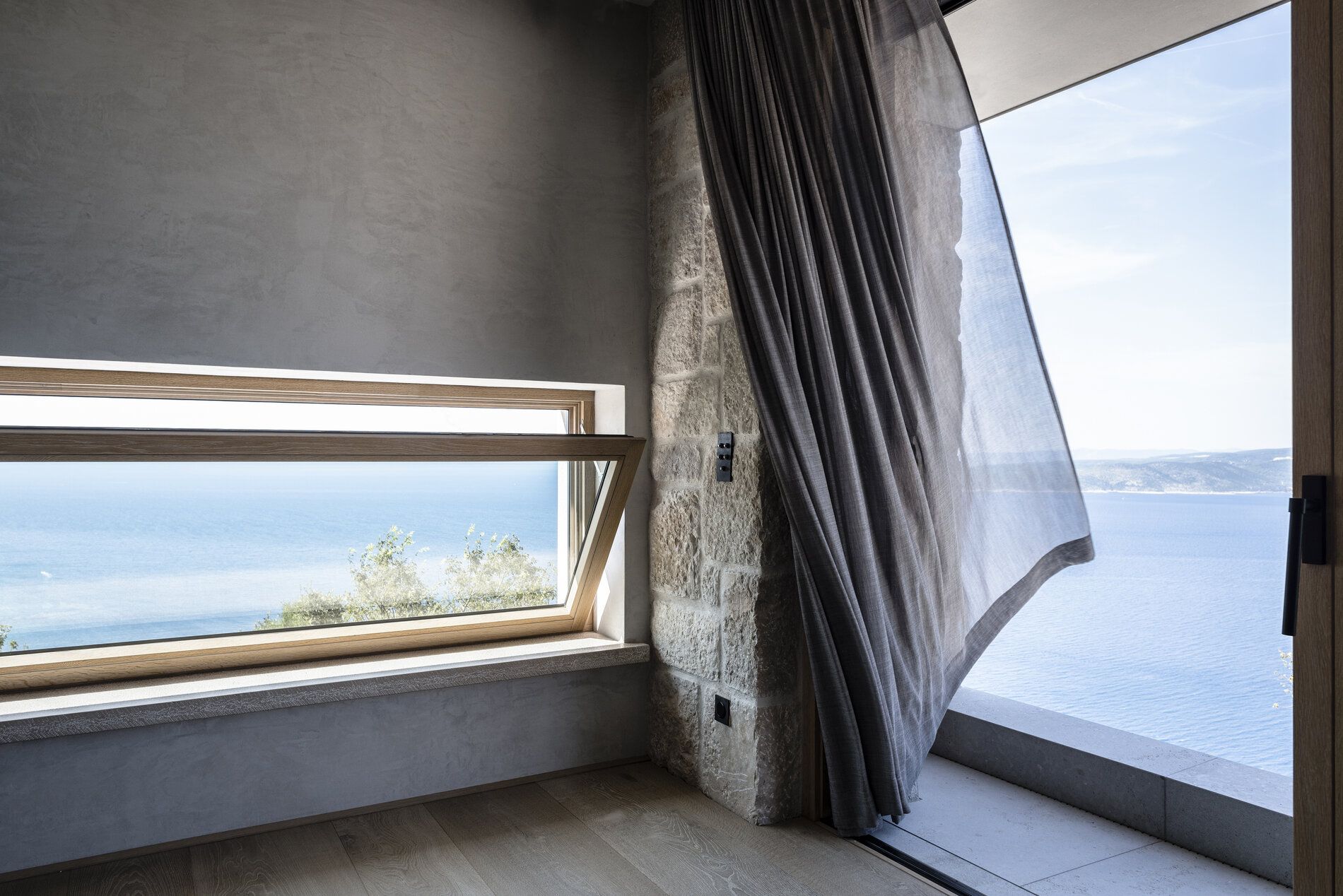 Fenster, Vorhang, Stein, Steinwand, silber, Villa, Meerblick, Glas, Eham, Schreinerei, Holz, Holzboden, edel, hochwertig, modern, Interior, Interior-Design, Design, Architektur, Innenarchitektur, Inneneinrichtung